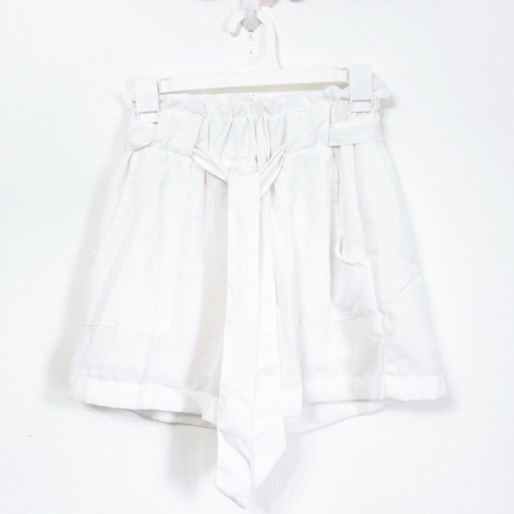 🖤MAZE White High-Waisted Shorts with Belt and pockets